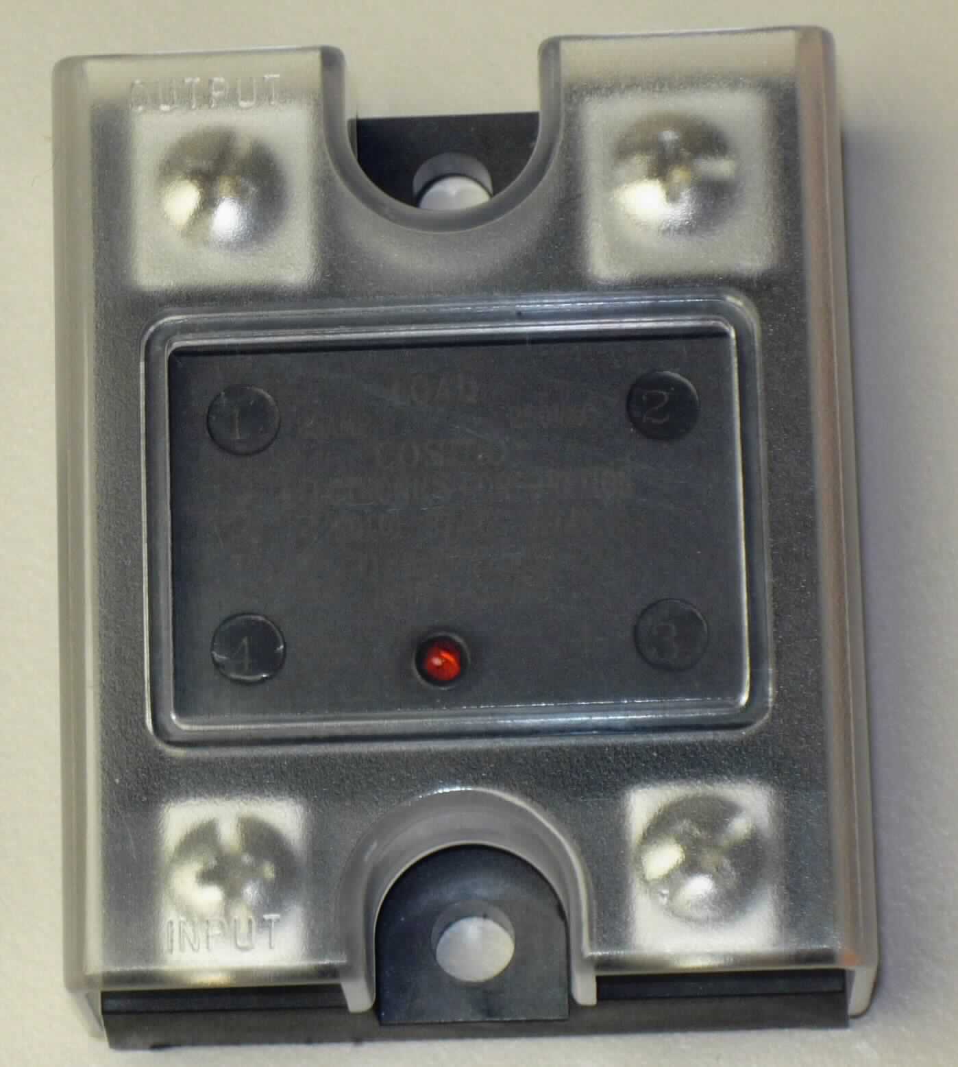 Photoelektrisches Relais, sog. SOLID STATE RELAY, Art. KSD225AC8,
- aus einer IR-Leuchtdiode mit vorgeschalteter Gleichrichterschaltung (zum Umwandeln der Wechselspannung in Gleichspannung) als Sender und einem galvanisch getrennten Empfängerschaltkreis mit einem photoempfindlichen Triac für den Lichtempfang und einem Leistungs-Triac, in einem Gehäuse mit mehreren Schraubanschlüssen und einer abnehmbaren Abdeckung,
- für eine Spannung von über 60 V,
- kombinierte Maschine zum Schalten von elektrischen Geräten (kennzeichnende Haupttätigkeit),
- in einer Kunststoffbox verpackt. 

Die Ware ist als "elektrisches Gerät zum Schließen und Unterbrechen von elektrischen Stromkreisen (Relais), für eine Spannung von mehr als 60 V, nicht für bestimmte Luftfahrzeuge, kein Thermorelais" einzureihen.

Anlage: 1 Abbildung