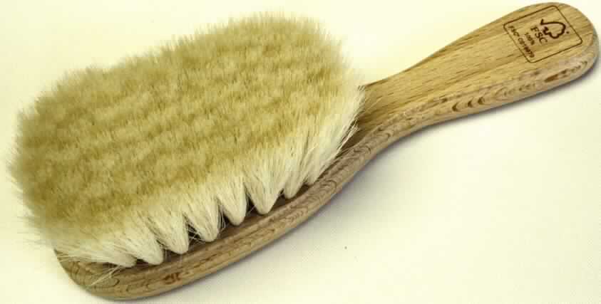 Sog. Babyhaarbürste, s. Foto, mit Bürstenkörper und -kopf aus Holz (Maße ca. 16 x 4 cm = L x B). In den Bürstenkopf sind ca. 2,5 cm lange Tierborstenbüschel aus Ziegenhaar (lt. Astin) als Einzugsmaterial eingesteckt. 
Die Ware ist auf einer Pappunterlage aufgemacht.

Das Erzeugnis wird als "Haarbürste" eingereiht.