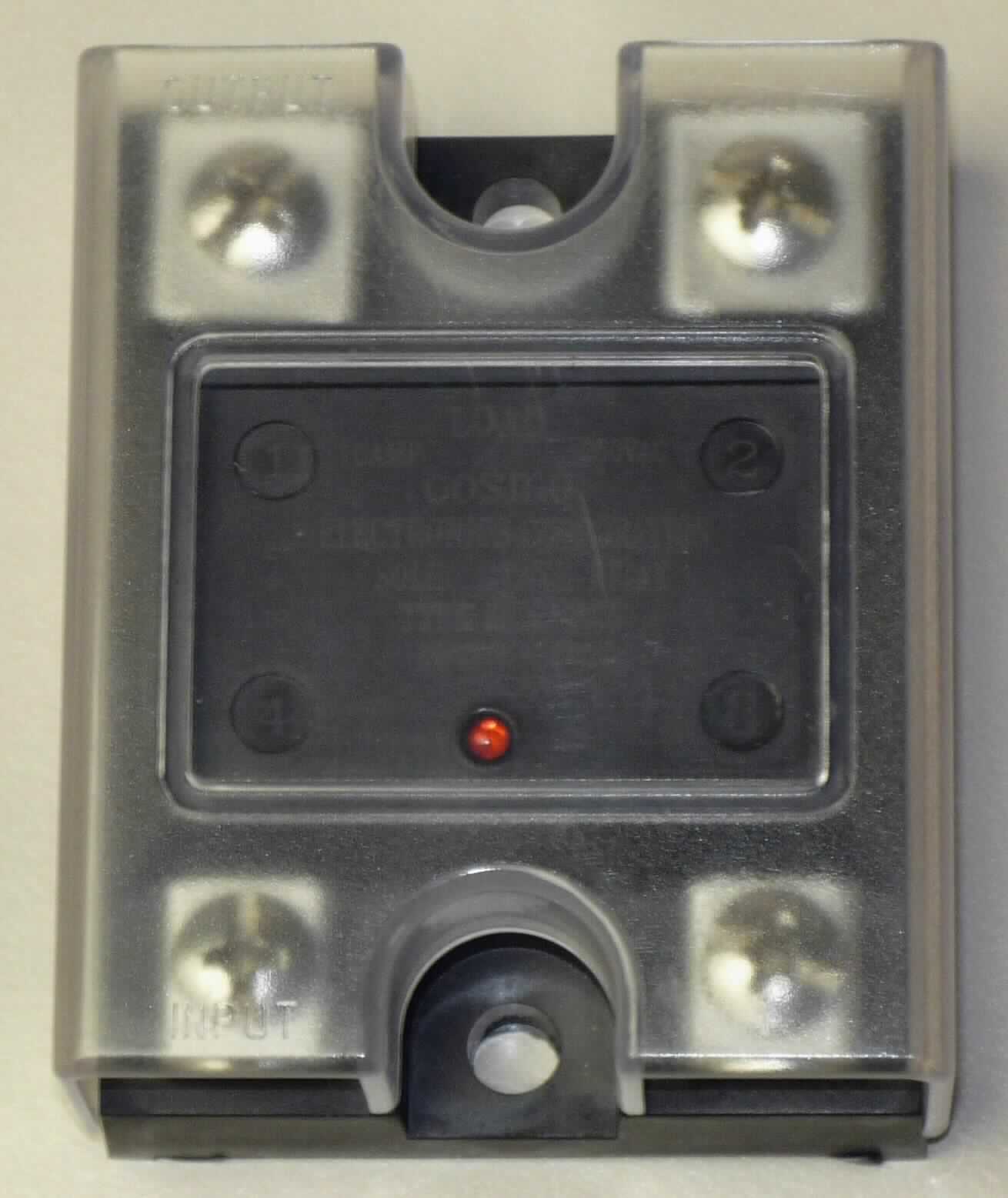 Photoelektrisches Relais, sog. SOLID STATE RELAY, Art. KSD210AC8,
- aus einer IR-Leuchtdiode als Sender und einem galvanisch getrennten Empfängerschaltkreis mit einem photoempfindlichen Triac für den Lichtempfang und einem Leistungs-Triac, in einem Gehäuse mit mehreren Schraubanschlüssen und einer abnehmbaren Abdeckung,
- für eine Spannung von über 60 V,
- zum Schalten von elektrischen Geräten,
- in einer Kunststoffbox verpackt. 

Die Ware ist als "elektrisches Gerät zum Schließen und Unterbrechen von elektrischen Stromkreisen (Relais), für eine Spannung von mehr als 60 V, nicht für bestimmte Luftfahrzeuge, kein Thermorelais" einzureihen.

Anlage: 1 Abbildung