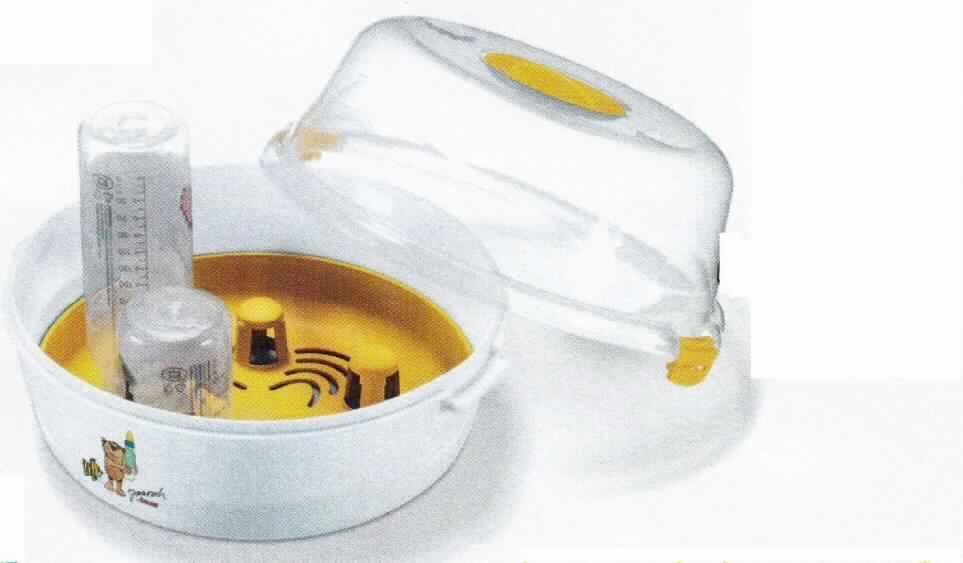 Artikel für den Küchengebrauch in Form eines sog. Mikrowellen-Dampfsterilisators, vollständig aus Kunststoffen im Sinne der Anmerkung 1 zu Kapitel 39, bestehend aus 
- einem weißen schalenähnlichen Behältnis (Sterilisationsbehälter), mit einem Durchmesser 
  von etwa 25 cm, zwei seitlichen Rastnasen und einem aufgeklebtem Sticker einer 
  Janosch-Kinderbuchfigur, 
- einem gelben siebähnlichen Einsatz (Flaschengitter), passgenau für die Schale, mit fünf 
  Haltevorrichtungen für Babyfläschchen,
- einem Messbecher mit einer Skalierung bis 120 ml,
- einer ebenfalls gelben Greifzange für Fläschchen und einem
- durchsichtigen Deckel, passgenau gearbeitet für das Behältnis, mit zwei gelben 
  Clips zum Einrasten in die Rastnasen und eingearbeiteten Lüftungsschlitzen.

Die Ware dient dem Desinfizieren von bis zu fünf Fläschchen (nicht Gegenstand der vZTA) in der Mikrowelle. 
Sie ist in zwei Kunststofftüten gemeinsam mit einer ebenfalls in einer Kunststofftüte befindlichen Gebrauchsanleitung in einem mit Artikelinformationen bedruckten Umkarton aus Pappe für den Einzelverkauf aufgemacht.

Die Ware ist zolltariflich als "Artikel für den Tisch- oder Küchengebrauch, aus Kunststoffen" einzureihen.