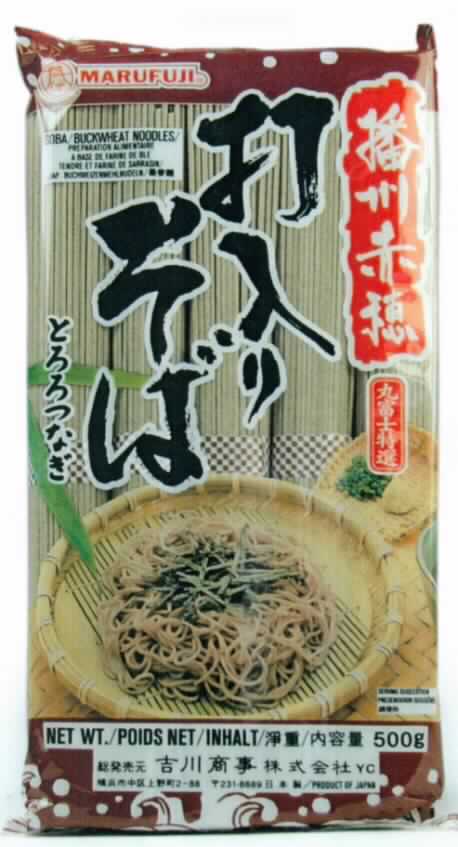 Soba-Nudeln

Antragsangaben: Art.-Nr. 80048; getrocknete Nudeln, hergestellt aus Weizen und Buchweizen

Beschreibung des vorgelegten Warenmusters:
Beige - braune, getrocknete, lange, dünne Teigwaren nach Art von Spaghetti (Länge ca. 20 cm; 
Durchmesser ca. 2 mm); zu je 100 g gebündelt, original verpackt in Kunststofffolienbeutel, der Aufdruck 
enthält Angaben zum Erzeugnis (Buckwheatnoodles Soba - jap. Buchweizenmehlnudeln; 500 g), zu den 
Zutaten (siehe Feld 8) und zur Zubereitung (1 Bund Nudeln in kochendes, gesalzenes Wasser geben, 
aufkochen und 6 Minuten ziehen lassen (englische Sprachfassung: die Nudeln 6 Minuten, bzw. bis sie 
weich sind, kochen lassen), unter kaltem Wasser abspülen und abtropfen lassen. Anschließend mit heißer 
Bouillon übergießen und servieren).
Den Angaben zur Zubereitung zufolge liegen nicht vorgekochte Nudeln vor.

Eier*: nicht enthalten
Weichweizen*: enthalten

*: Antragsangaben
 
Teigwaren, weder gekocht oder gefüllt noch in anderer Weise zubereitet, keine Eier enthaltend, Weichweizenmehl enthaltend