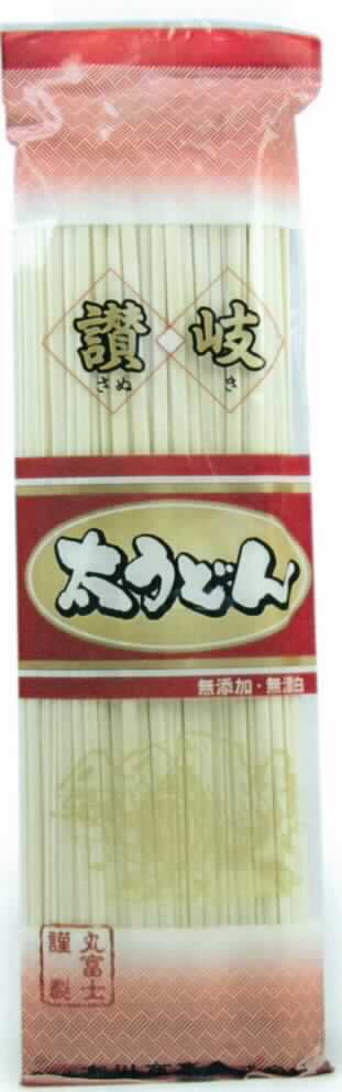 Udon-Nudeln

Antragsangaben: Art.-Nr. 80047; getrocknete Weizennudeln

Beschreibung des vorgelegten Warenmusters:
Weiß - gelbe, getrocknete, lange, flache, dünne Teigwaren nach Art von Spaghetti
(Länge ca. 24 cm; Breite ca. 0,4 cm; Dicke ca. 2 mm), original verpackt in Kunststofffolienbeutel, der Aufdruck enthält Angaben zum Erzeugnis (Dried Noodle (Udon); Inhalt: 250 g), zu den Zutaten (siehe Feld 8) und zur Zubereitung (aus dem Englischen: Nudeln in kochendes, gesalzenes Wasser geben, für 12 - 13 Minuten 
kochen lassen oder bis sie weich sind, unter kaltem Wasser abspülen und abtropfen lassen. Mit heißer 
Suppe servieren).
Den Angaben zur Zubereitung zufolge liegen nicht vorgekochte Nudeln vor.

Eier*: nicht enthalten
Weichweizen*: enthalten

*: Antragsangaben
 
Teigwaren, weder gekocht oder gefüllt noch in anderer Weise zubereitet, keine Eier enthaltend, Weichweizenmehl enthaltend