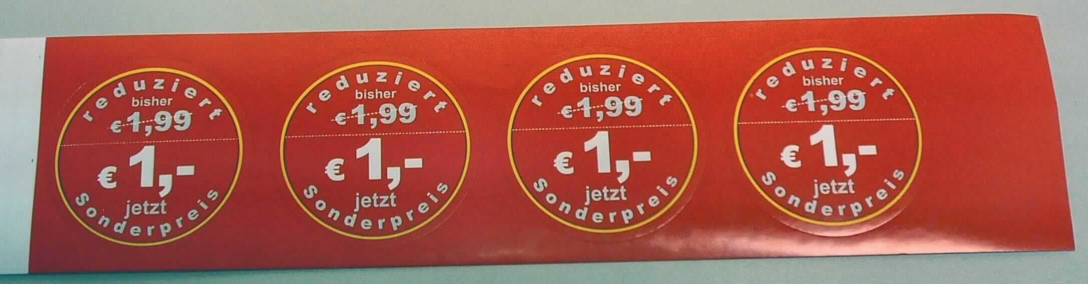 Bei dem vorliegenden Warenmuster handelt es sich um einen rechteckigen Zuschnitt aus Papier (Format etwa 
18,2 x 4,3 cm), der auf der Schauseite mit vier bereits vorgestanzten, zum Abziehen bestimmten, kreisrunden (Durchmesser etwa 3,5 cm) Etiketten versehen ist. Die Rückseite des Zuschnitts ist mit einer Selbstklebeschicht versehen und auf ein Trägerpapier aufgebracht. Die Etiketten sind vorderseitig mit einer Preisangabe bedruckt und dienen der Kennzeichnung von Waren. 

Derartige Waren gehören als "Etiketten aller Art aus Papier, bedruckt, selbstklebend" zum TARIC-Code
4821 10 10 00.