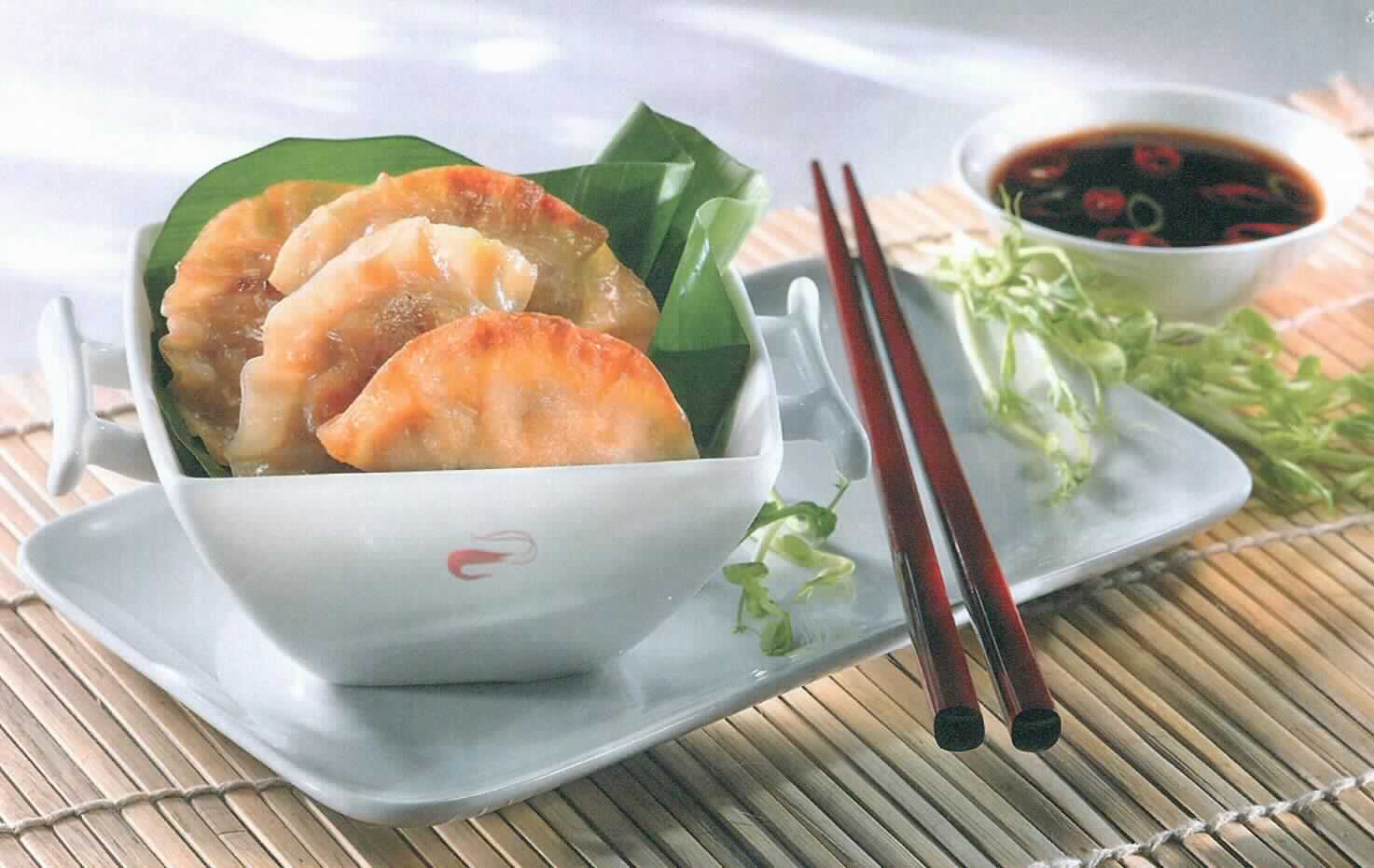 Gyoza; chinesische Maultaschen

Antragsangaben: Vegetarisch gefüllte Teigtaschen; Art.-Nr. 4900;  Füllmenge: 6 x 800g.

Dem Antrag sind eine Produktinformation (siehe Feld 8) und ein Photo des genussfertig zubereiteten Erzeugnisses beigefügt. Weitere Angaben sind vZTA DE 4349/11-1 zu entnehmen. Die Neuerteilung erfolgt auf Grund einer Änderung des TARIC-Codes bei gleicher Zusammensetzung.

Danach handelt es sich um nicht vorgekochte, mit Gemüse gefüllte, tiefgekühlte, halbmondförmige Teigtaschen, die entweder im gefrorenen Zustand 4 - 5 Minuten frittiert oder in der Pfanne angebraten, mit Wasser abgelöscht und 
3 - 4 Minuten gedämpft werden sollen. Abhängig von der Zubereitungsweise kommen die Positionen 1901 KN (Zubereitung aus Mehl, Teig zum Herstellen von Backwaren der Position 1905 KN) und 1902 KN (Teigwaren) gleichermaßen in Betracht. Die Einreihung erfolgt gemäß AV 3 c) in die letztgenannte Position.

Tierische Erzeugnisse nach den Antragsangaben nicht enthalten

Teigwaren, gefüllt, keine tierischen Erzeugnisse enthaltend, nicht gekocht