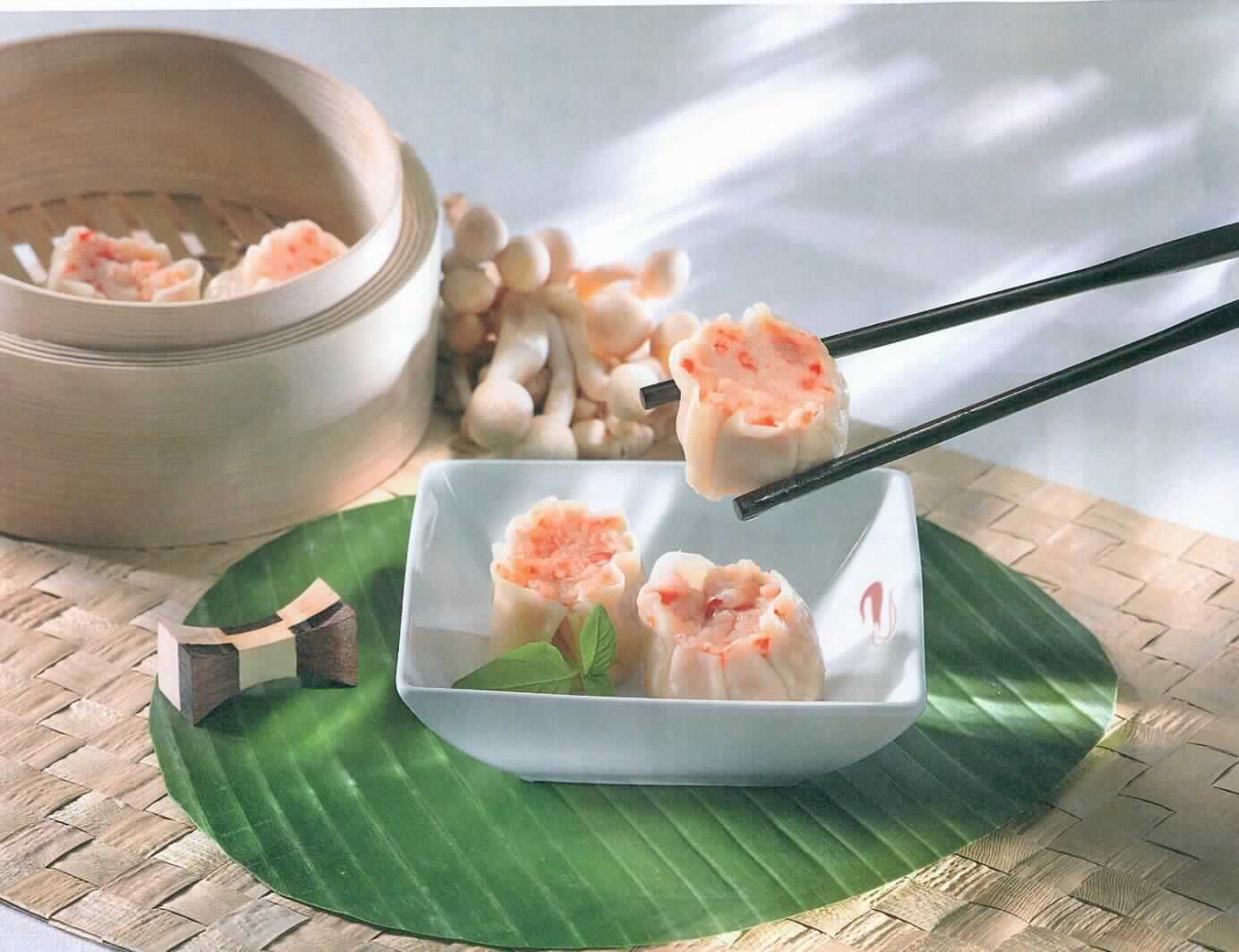 Shao Mai; gefüllte chinesische Teigtaschen

Antragsangaben: Chinesische Teigtaschen mit Fisch und Garnelen; Art.-Nr. 4905; Füllmenge: 6 x 1000g

Dem Antrag sind eine Produktinformation (siehe Feld 8) und ein Photo des genussfertig zubereiteten Erzeugnisses beigefügt. Weitere Angaben sind vZTA DE 4356/11-1 zu entnehmen. Die Neuerteilung erfolgt aufgrund einer Änderung des TARIC-Codes bei gleicher Zusammensetzung. 

Danach handelt es sich um mit einer Garnelen- und Fischzubereitung gefüllte, oben offene, tiefgekühlte Teigbeutel, die im gefrorenen Zustand 4 - 5 Minuten gedämpft werden sollen.

Anteil an Fisch- und Garnelenfleisch: nach den Antragsangaben mehr als 20 GHT

Teigwaren, gefüllt, mehr als 20 GHT Fisch- und Garnelenfleisch enthaltend