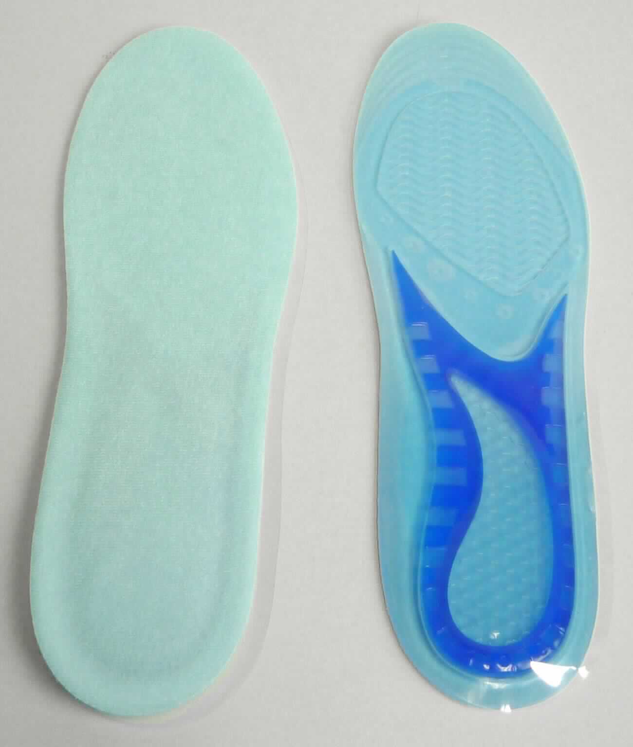 Einlegesohlen (lt. Antrag: "Gel-Einlegesohlen Sport", Foto siehe Anlage)
- verpackt in einem Polybeutel mit Pappeinleger (übliche Verpackung nach AV 5 b)),
- dem Umriss der Fußsohle nachgebildet,
- aus (lt. Antrag) Kunststoff,
- auf der Oberseite mit einer Spinnstofflage ausgestattet,
- zum Einlegen in Schuhe bestimmt,
- herausnehmbar,
- nicht handgearbeitet

"Einlegesohlen, nicht handgearbeitet"