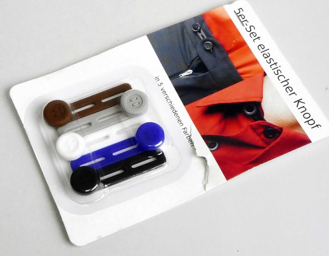 Bei der Ware, sog. "Bunderweiterungsknöpfe", handelt es sich um aus Kunststoff (Silikon) bestehende Knöpfe mit elastischem Verlängerungsriegel. Die elastischen Knöpfe werden zur Erweiterung enger Hosen- oder Rockbünde sowie Hemden- oder Blusenkragen am Knopf des Kleidungsstückes eingehangen. 

Je 5 Knöpfe sind auf einer Blisterkarte für den Einzelverkauf aufgemacht.

Die Erzeugnisse sind als "Knöpfe, keine Druckknöpfe, aus Kunststoff, nicht mit Spinnstoffen überzogen" einzureihen.
