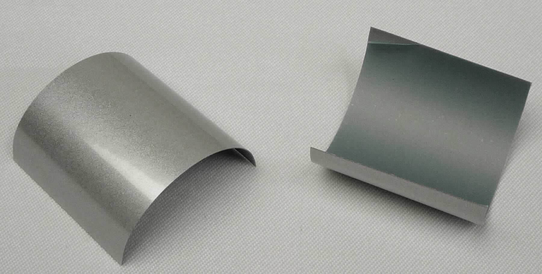 Angaben des Antragstellers:
Reflexmaterial bestehend aus aluminiumbedampften Glaskügelchen, die in Polyester eingebettet sind. Die Polyesterlage dient als Schmelzkleber. Das Reflexmaterial befindet sich auf einer Trägerfolie aus Polyethylenterephthalat. Das Reflexmaterial wird auf Rollen mit einer Breite von 1000 mm gehandelt.

Feststellungen an einem Warenmuster:
Silberfarbene, einseitig reflektierende Folienabschnitte mit einer blauen Schutzfolie. Die Folie ist nicht selbstklebend. Im Lupenbild sind regelmäßige, eingebettete Glaskügelchen zu erkennen.

Befund:
Es liegt eine mit anderen Stoffen (hier Glaskügelchen) verbundene Kunststofffolie aus Polyethylenterephthalat der Unterposition 3921 9010 vor.