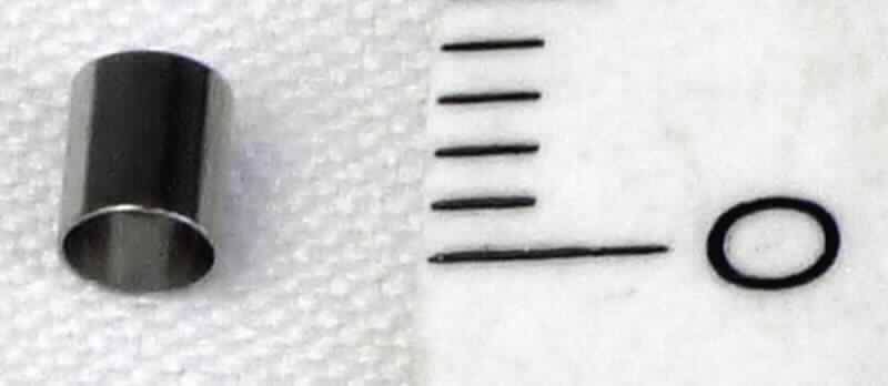 Es handelt sich um aus einer Platin-Iridium-Legierung (80/20) gefertigte, ringförmige Hohlerzeugnisse mit einer Höhe von 3 mm und einem Außendurchmesser von 2,6 mm. Der Innendurchmesser beträgt 2,4 mm. Die sog. Ringelektroden dienen als elektrisches Kontaktelement und werden zur Stimulation und Signalaufnahme des Herzens am Kopf einer Elektrode eines Herzschrittmachers eingebaut.
- Antragstellerangaben - 

Aufgrund der neutralen Formgebung ist eine Erkennbarkeit als elektrisches Verbindungselement der Position 8536 nicht gegeben. Eine Einreihung in die Position 9021 ist ausgeschlossen, da es sich bei den Erzeugnissen nicht um Teile für Herzschrittmacher handelt.

Abbildung siehe Anlage.

Derartige Erzeugnisse gehören als "andere (als in der Codenummer 7115 1000 00 0 genannte) Waren aus Edelmetallen" zur Codenummer 7115 9000 00 0 des Zolltarifs.