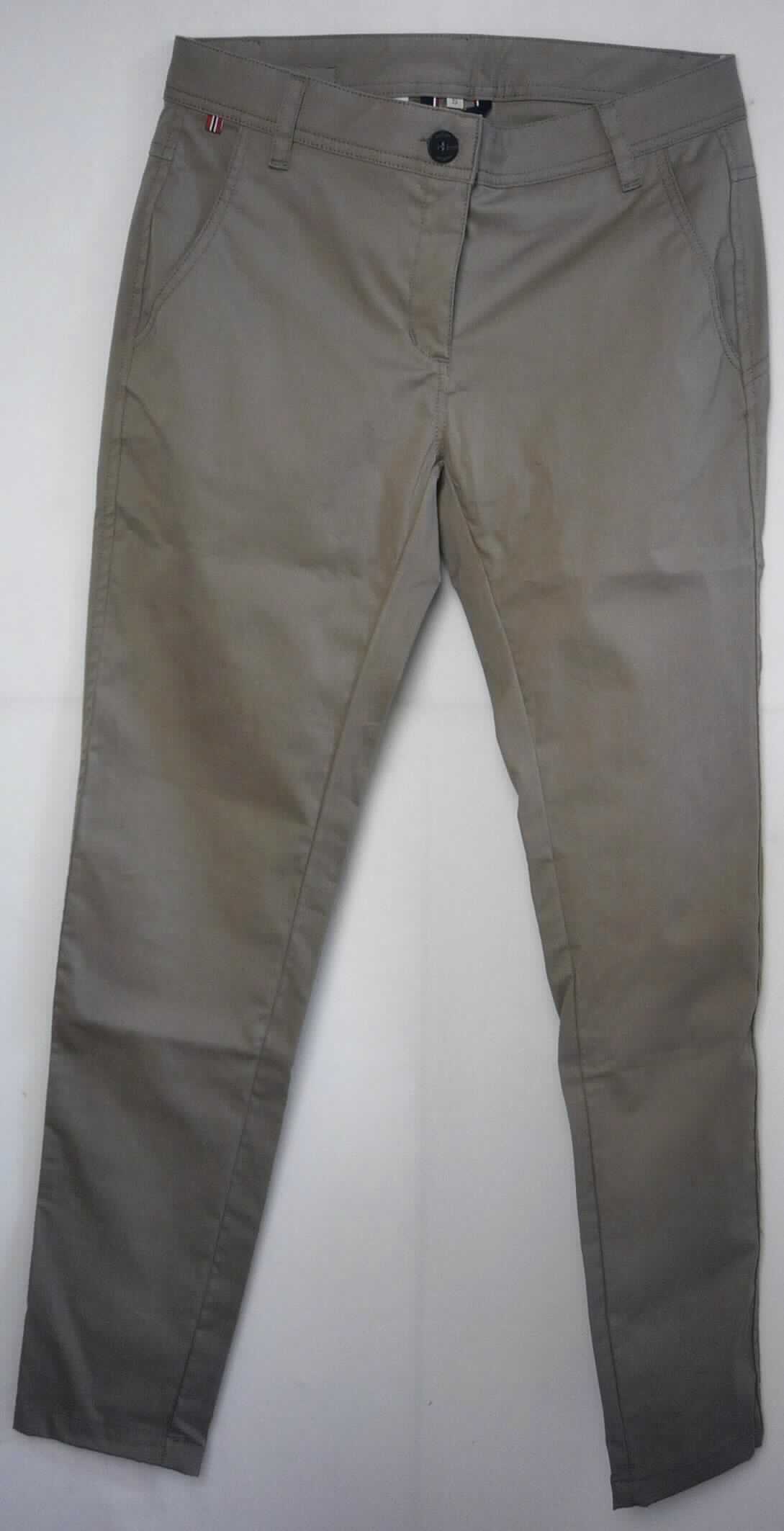 Lange Hose, sog. Pants JONDAL, Art.-Nr. 820051, Größe 36, Foto siehe Anlage,
- aus ca. 0,5 mm dicken, einfarbigen Geweben (kein Denim) aus laut Antrag 97 % Baumwolle und 3 % Elastan 
  (synthetische Chemiefasern),
- in der Taille abschließend; mit einem angesetzten, ca. 4 cm breiten Taillenbund mit Gürtelschlaufen,
- vorn mit einer kurzen Öffnung mit Reißverschluss mit Patte von rechts über links (Frauenkleidung) und einem 
  Knopfverschluss im Bund,
- vorn mit zwei eingesetzten, offenen Taschen sowie im Gesäßbereich mit einer eingesetzten, offenen Tasche
  mit Knopfverschluss,
- mit knöchellangen Hosenbeinen, 
- an den Beinabschlüssen durch Umschlagen und Festnähen gesäumt,
- keine Arbeits- und Berufskleidung.

"Lange Hose, aus Geweben, für Frauen, aus Baumwolle, keine Arbeits- und Berufskleidung, nicht aus Denim,
 Rippenschusssamt oder Rippenschussplüsch, nicht nach dem Batikverfahren handbedruckt"