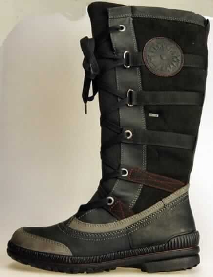 Freizeitstiefel (lt. Antrag: "Schuh Artikel 973/9", Foto siehe Anlage)
- mit Laufsohlen aus (lt. Antrag) Kunststoff; ohne Hauptsohle aus Holz,
- mit Oberteil (geschlossenes Blatt) aus Leder (den größten Teil der Außenfläche bildend)
  und Spinnstoff,
- auf das Oberteil sind Stücke aus Spinnstoff als Verstärkungsteile aufgesetzt,
- mit Zieremblem aus Leder,
- vorn mit Schnürsenkel- und seitlich mit Reißverschluss,
- ohne Metallschutz in der Vorderkappe,
- den Knöchel und die Wade bedeckend (Schafthöhe: ca. 35 cm bei Größe 38, damit die 
  dickste Stelle der Wade bedeckend),
- mit einer Länge der Innensohle von mehr als 24 cm,
- für Frauen (u.a. schlanker Schnitt)

"Schuhe mit Laufsohlen aus Kunststoff und Oberteil aus Leder, andere als in den UPos.
 6403 1200 bis 6403 9191 genannt, für Frauen"