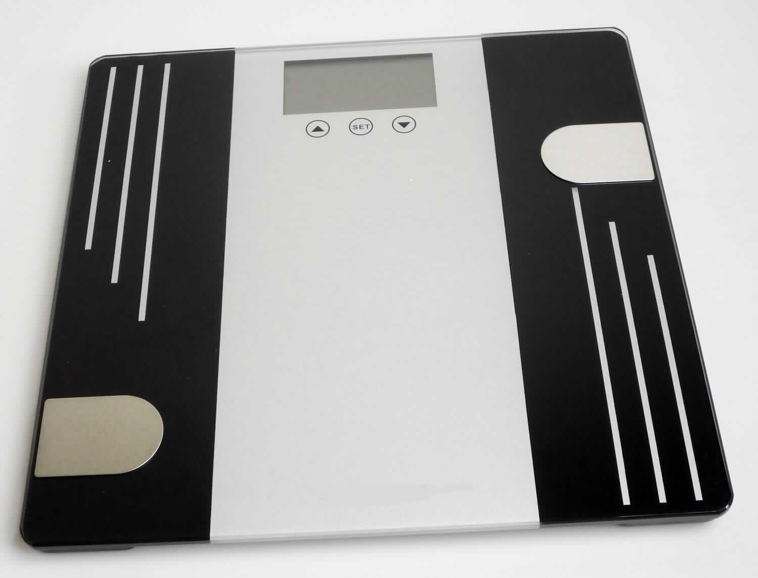 Sog. Diagnosewaage aus Glas,
- in Form einer elektrischen Personenwaage mit einer quadratischen Glastrittfläche (Abmessungen BxTxH: 
  300 x 300 x 21 mm), 2 Elektroden, Display und Bedienelementen (Abbildung siehe Anlage),
- zum Wiegen von Personen bis max. 180 kg mit einer Genauigkeit von 100 g, zur Analyse von Körperfett- 
  und Wasseranteil, Knochen- und Muskelmasse sowie dem täglichen Kalorienbedarf.

"Waage mit einer Empfindlichkeit von mehr als 50 mg, Personenwaage, keine Haushaltswaage (zusammengesetze Ware aus charakterbestimmender Waage und Messgerät) - sog. Diagnosewaage"
