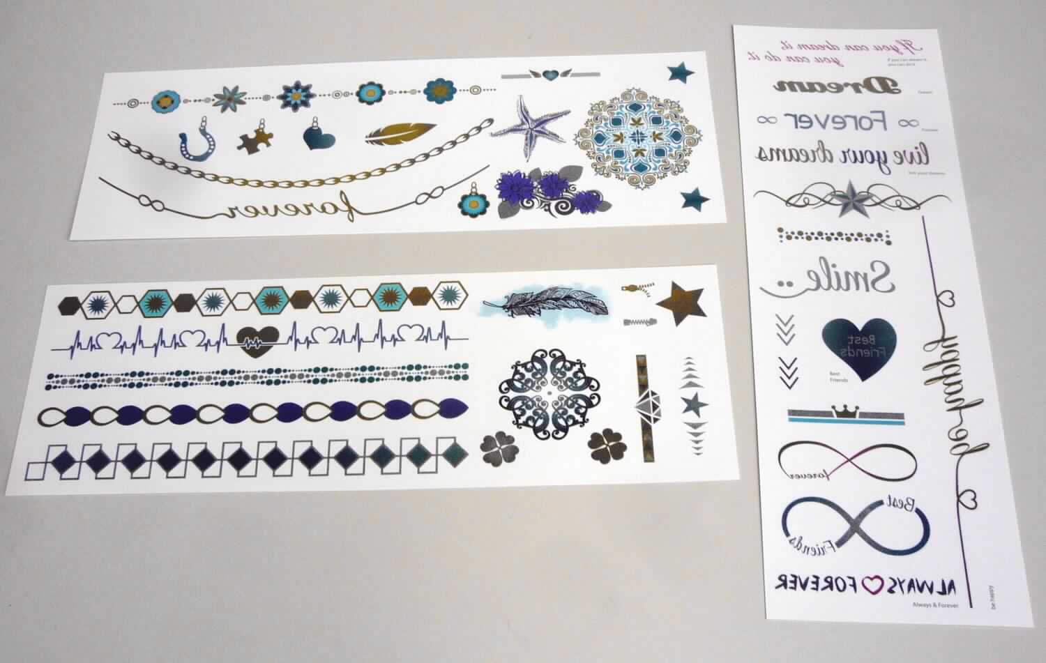Bei der vorgelegten, als "Metallic Tattoos" bezeichneten Ware handelt es sich um drei Zuschnitte aus Papier (Format etwa 8,6 x 25,5 cm), die auf der Vorderseite silikonisiert, mit diversen Motiven (z. B. Abbildungen, Symbole) oder spiegelverkehrten Schriftzügen (z. B. "be happy", "live your dreams") bedruckt sowie ganzflächig mit einer leicht abziehbaren Schutzfolie aus Kunststoff abgedeckt und auf der Rückseite bedruckt sind. Nach dem Entfernen der Schutzfolie können die angefeuchteten Motive unter Druck z. B. auf die Haut übertragen werden. Die drei Zuschnitte sind gemeinsam in einer Verpackung mit Sichtfenster und eurogelochter Aufhängevorrichtung aus Pappe verpackt.
 
Abbildung siehe Anlage. 

Derartige Waren gehören als "Abziehbilder aller Art, nicht verglasbar" zur Codenummer 4908 90 00 00 0 des Zolltarifs.