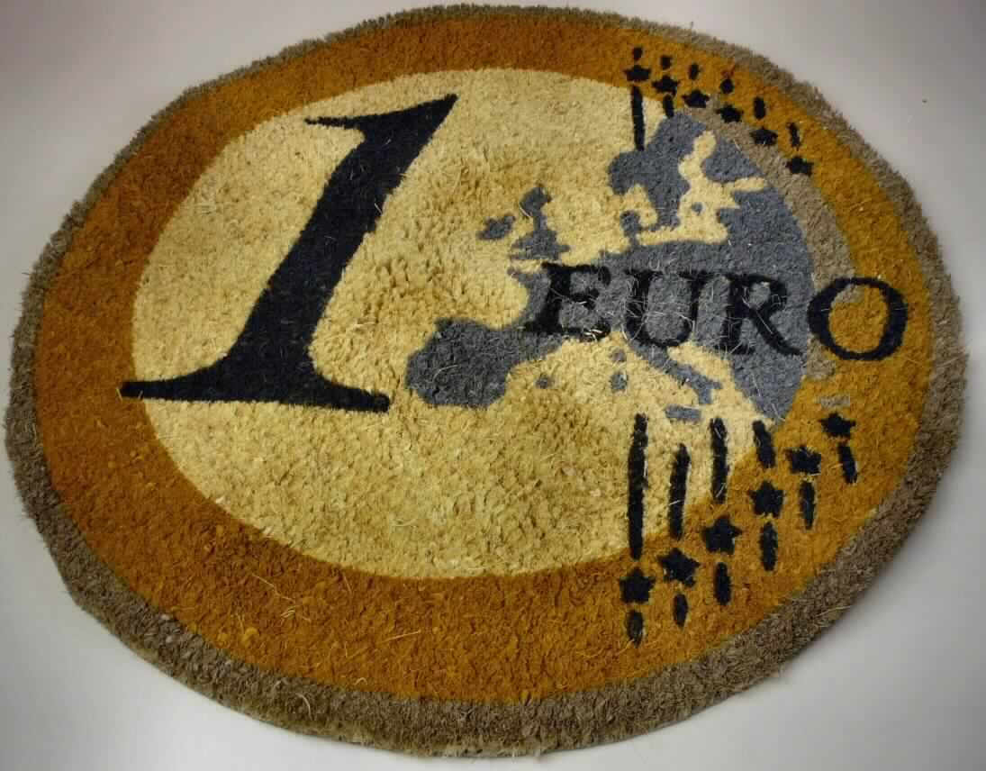 Fußbodenbelag, sog. Euro-Fußmatte aus Kokosfasern, Foto siehe Anlage,
- rund (konfektioniert); laut Antrag mit einem Durchmesser von 55 cm und eine Dicke von 1,5 cm,
- aus Bündeln aus laut Antrag Kokosfasern (pflanzlicher Spinnstoff der Position 5305), die unmittelbar in
  einen Teppichgrund aus laut Antrag PVC (Polyvinylchlorid; Kunststoff) eingebettet sind,
- durch Beflocken hergestellt,
- nicht gewebt oder getuftet,
- entsprechend einer 1 Euro-Münze bedruckt,
- ohne Hinweise auf Handarbeit,
- bei der Verwendung der Ware als Fußmatte bilden die Kokosfasern die Schauseite,
- die Ware weist aufgrund ihrer Dicke, Steifheit und Widerstandsfähigkeit die charakteristischen Merkmale
  eines Fußbodenbelags auf.

"Fußbodenbelag, anderer als in den Positionen 5701 bis 5704 genannte, aus Spinnstoffen, konfektioniert,
 aus Kokosfasern, nicht handgearbeitet"