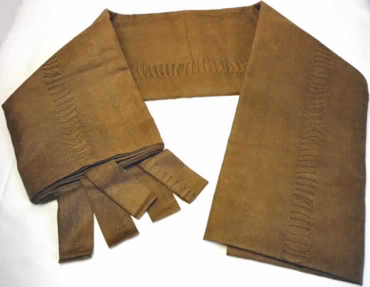 Vorhang, sog. Schlaufengardine Mock-Suede, Fotos siehe Anlage,
- in den Abmessungen: 241 cm x 142 cm,
- aus 0,4 mm dicken, geschmirgelten, bedruckten Geweben aus laut Antrag 100% Polyester (synthetische
  Chemiefasern); stellt sich aufgrund der dichten, nicht durchscheinenden Gewebe nicht als Gardine dar, 
- am oberen Rand mit 6 angenähten Schlaufen, durch die eine Vorhangstange geschoben werden kann,
- an allen Rändern durch Umschlagen und Festnähen gesäumt (konfektioniert).

"Vorhang, aus Geweben, aus synthetischen Chemiefasern"