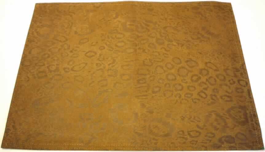 Tischwäsche (Platzdeckchen), sog. Tischset Mock-Suede, Fotos siehe Anlage,
- rechteckig; in den Abmessungen: 33 cm x 46 cm,
- doppellagig,
- aus 0,4 mm dicken, geschmirgelten, bedruckten, mit Vliesstoff unterlegten Geweben
  aus laut Antrag 100% Polyester (synthetische Chemiefasern), 
- an den Rändern gesäumt (konfektioniert),
- mit einem angenähten Etikett mit Waschanleitung,
- wird üblicherweise gewaschen und kennzeichnet sich nach dem Verwendungszweck als
  Tischwäsche.

"Tischwäsche, aus Geweben, aus Chemiefasern"