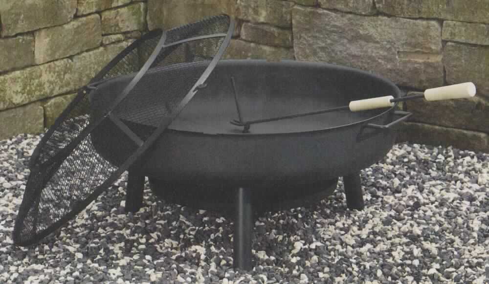Es handelt sich nach Angaben des Antragstellers um i. W. aus Stahl gefertigte Erzeugnisse bestehend aus einem runden, schalenartigen Behältnis mit einem Durchmesser von ca. 75 cm und einer Höhe von ca. 45 cm, mit vier Füßen und zwei Tragegriffen. Die mit einem Funkenschutzgitter ausgestattete Feuerschale ist gemeinsam mit einem Schürhaken aus unedlem Metall und Holzgriff in einem Pappkarton für den Einzelverkauf aufgemacht. Die Ware dient dem Feuermachen im Freien und soll dazu mit festen Brennstoffen (z .B. Holz) betrieben werden.
-Antragstellerangaben-

Der Charakter der Warenzusammenstellung wird durch die Feuerschale bestimmt.

Abbildung, siehe Anlage

Derartige Waren gehören als "andere Geräte für Feuerung für Festbrennstoffe" zur Codenummer 7321 8900 00 0" des Zolltarifs