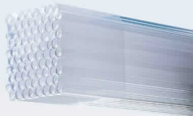 Glasrohre, sog. Glasrohre - Duran, Artikel 1221697 und 1295809, Foto siehe Anlage,
- in Form von unterschiedlichen Rohren aus Glas mit einer Länge von 150 cm,
- - an einem Ende geschlossen (Artikel 1221697), 
- - an beiden Enden geschlossen (Artikel 1295809), 
- laut Antrag:
- - aus verschiedenen Oxiden (Zusammensetzung bekannt),
- - mit einem linearen Ausdehnungskoeffizienten von weniger als 5 x 10 hoch -6 je Kelvin in einem Temperatur-
    bereich von 0 °C bis 300 °C,
- - an einem Ende mit einem kleinen Loch versehen, das zum Entweichen von Druck in weiteren Verarbeitungs-
    prozessen dient,
- dienen laut Antrag zur Herstellung von Laborbedarf, Rohrleitungen, Beleuchtungen und Algenrohren.

"Glas in Rohren, nicht bearbeitet, nicht aus geschmolzenem Quarz oder aus anderem geschmolzenen Silicium-
 dioxid, aus anderem Glas, mit einem linearen Ausdehnungskoeffizienten von weniger als 5 x 10 hoch -6 je Kelvin
 in einem Temperaturbereich von 0 °C bis 300 °C"