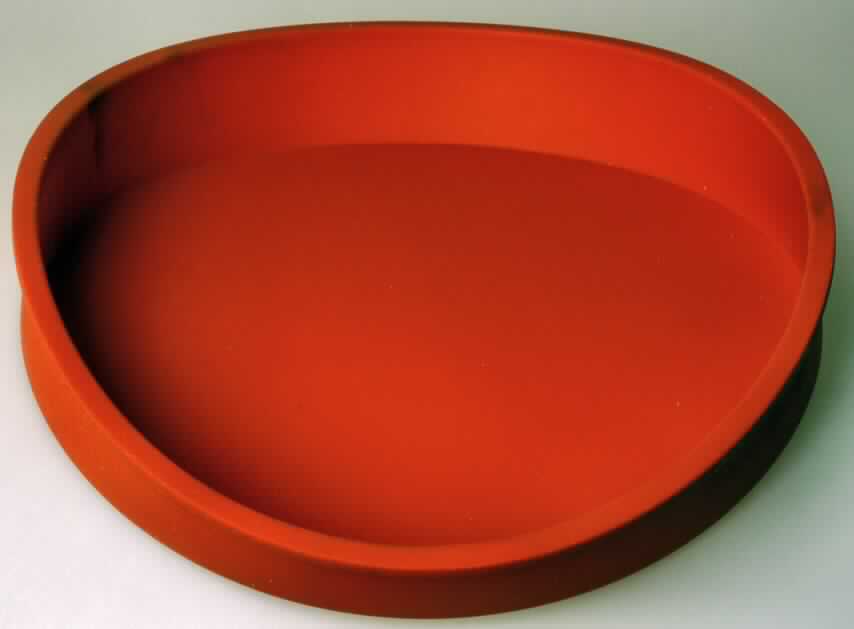 Backrundform mit einem Durchmesser von etwa 24 cm und einer Höhe von etwa 4,5 cm. Sie besteht aus Silikon, einem Kunststoff im Sinne der Anmerkung 1 zu Kapitel 39 und ist in einem bedruckten Pappträger aufgemacht.

Zolltarifrechtlich liegt ein "Artikel für den Tisch - oder Küchengebrauch, aus Kunststoffen" vor.