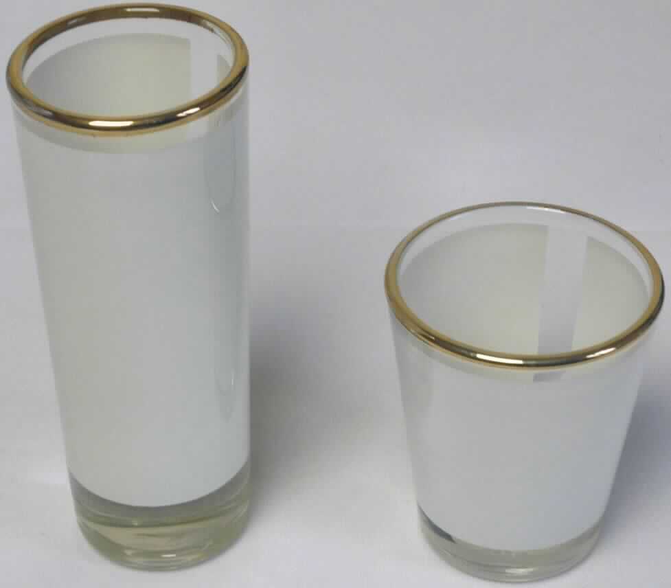 Trinkglas, sog. Schnaps-Glas mit goldenem Rand, Art. GL-SG-1/2, Foto siehe Anlage,
- zylinderförmiges Trinkglas ohne Stiel (Schnapsglas),
- lt. Antrag aus gewöhnlichem, mechanisch gefertigtem Glas,
- mit einem goldenen Rand an der Öffnung,
- außen mit einer weißen Folie versehen, die sich zum Bedrucken eignet, somit anders (weitergehend)
  bearbeitet,
- in zwei verschiedenen Größen:
- - mit einem Durchmesser (oben) von ca. 4 cm und einer Höhe  von ca. 10 cm bzw. einem Durchmesser
    von ca. 4,8 cm und einer Höhe von ca. 6 cm.

"Glasware zur Verwendung bei Tisch, Trinkglas ohne Stiel, nicht aus Glaskeramik, Bleikristall oder vorgespanntem 
 Glas, mechanisch gefertigt (mechanische Glasentnahme), anders bearbeitet"