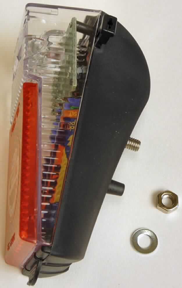 Rücklicht
- aus einer LED auf einer mit elektrischen Bauelementen bestückten gedruckten Schaltung,
  in einem Reflektorgehäuse mit im oberen Bereich klarsichtiger Schutzabdeckung für die
  Standlichtbeleuchtung, roter Schutzabdeckung im unteren Bereich, Batteriefach mit
  zwei LR6 Batterien, einer Schraube und einem Masseanschluss zur Befestigung am
  Fahrradrahmen sowie einer seitlichen Anschlussleitung zum Anschluss mit einem Dynamo,
- gemeinsam verpackt mit einer Pappkarte (Produktbeschreibung) und einer
  Montageanleitung in einem Kunststoffbeutel,
- dient der Beleuchtung beim Fahrrad fahren.
(Abbildung siehe Anlage)

"Elektrisches Beleuchtungs- und Signalgerät von der für Fahrräder verwendeten Art; sog. Rücklicht mit Standlichtfunktion"
