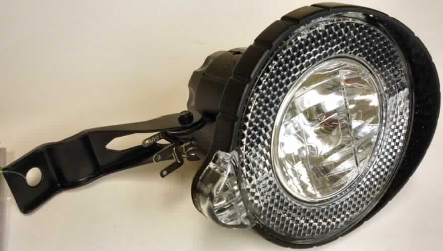 Fahrradscheinwerfer
- in Form einer Frontleuchte (Dauerlicht), mit Halogen-Glühlampe und Reflektor in einem 
  runden Kunststoffgehäuse mit Montagevorrichtung für den Dynamo- bzw.
  Rücklicht-Anschluss,
- einer Leuchtdiode auf einer mit weiteren aktiven und passiven Bauelementen bestückten
  gedruckten Schaltung unterhalb des Gehäuses mit integrierten Batterien für die
  Lichtversorgung beim Stillstand des Fahrrads,
- mit Halterung zur Befestigung an einen Fahrradrahmen,
- gemeinsam mit einer Pappkarte und einer Montageanleitung in einem Kunststoffbeutel
  verpackt.
(Abbildung siehe Anlage)

"Elektrisches Beleuchtungsgerät von der für Fahrräder verwendeten Art, sog. Vorderscheinwerfer"
