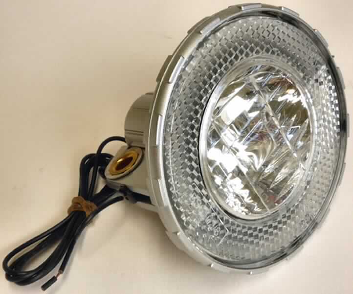 Fahrradscheinwerfer
- in Form einer Frontleuchte, mit Halogen-Glühlampe und Reflektor in einem runden
  Kunststoffgehäuse mit Kabel für den Dynamo-Anschluss,
- mit Vorrichtung zur Befestigung an einen Fahrradrahmen,
- gemeinsam mit einer Pappkarte in einem Kunststoffbeutel verpackt.
(Abbildung siehe Anlage)

"Elektrisches Beleuchtungsgerät von der für Fahrräder verwendeten Art, sog. Vorderscheinwerfer"