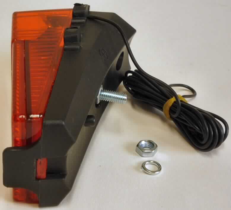 Rücklicht
- aus einer Glühlampe und Reflektor in einem Kunststoffgehäuse mit roter, klarsichtiger Ab-
  deckung und rotem Reflektor, mit fest angebrachtem Anschlusskabel, auf der Rückseite 
  mit einer angebrachten Schraube zur Montage am Gepäckträger eines Fahrrades,
- gemeinsam mit einer Pappkarte (Produktbeschreibung) in einem Kunststoffbeutel verpackt.
(Abbildung siehe Anlage)

"Elektrisches Beleuchtungs- und Sichtsignalgerät von der für Fahrräder verwendeten Art; Rücklicht"