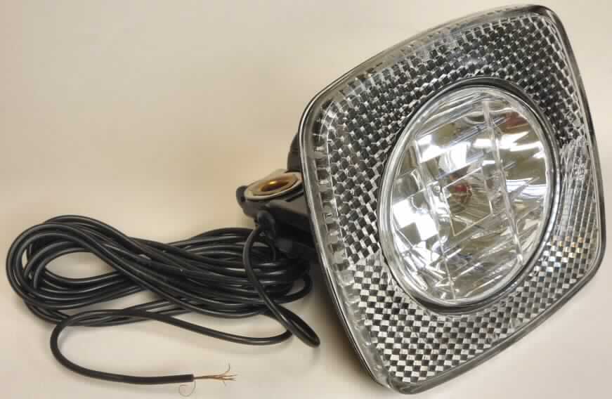 Fahrradscheinwerfer
- in Form einer Frontleuchte, mit Halogen-Glühlampe und Reflektor in einem rechteckigen
  Kunststoffgehäuse mit Kabel für den Dynamo-Anschluss,
- mit Vorrichtung zur Befestigung an einen Fahrradrahmen,
- gemeinsam mit einer Pappkarte in einem Kunststoffbeutel verpackt.
(Abbildung siehe Anlage)

"Elektrisches Beleuchtungsgerät von der für Fahrräder verwendeten Art, sog. Halogenscheinwerfer"