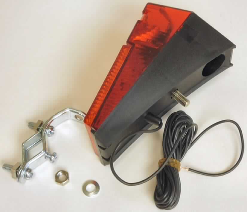 Rücklicht
- aus einer Glühlampe und Reflektor in einem Kunststoffgehäuse mit roter, klarsichtiger Ab-
  deckung und Reflektor auf der Rückseite mit fest angebrachtem Anschlusskabel, einer 
  angebrachten Schraube sowie einer Strebenhalterung zur Montage am Gepäckträger eines 
  Fahrrades,
- gemeinsam mit einer Pappkarte (Produktbeschreibung) in einem Kunststoffbeutel verpackt.
(Abbildung siehe Anlage)

"Elektrisches Beleuchtungs- und Sichtsignalgerät von der für Fahrräder verwendeten Art; Rücklicht"