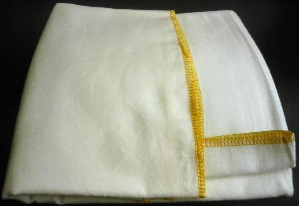 Bei der als "Molton Windel" bezeichneten Ware handelt es sich nach dem vorgelegten Warenmuster und den Angaben der Antragstellerin um ein quadratisches Tuch aus einfarbigem, weißem Gewebe aus gebleichter Baumwolle mit abgerundeten Ecken und gekettelten Rändern (Abmessungen etwa 80 x 80 cm). Die Ware soll mehrfach gefaltet und anschließend als Windel für Kleinkinder, Senioren oder Inkontinenzpatienten verwendet werden. Nach ihrem Gebrauch kann sie gewaschen und anschließend wiederverwendet werden.

Abbildung siehe Anlage.

Derartige Waren gehören als "Windeln und Windeleinlagen für Säuglinge und Kleinkinder und ähnliche Waren, aus Gewebe" zur Codenummer 9619 0059 00 des Integrierten Zolltarifs der Gemeinschaft (TARIC).