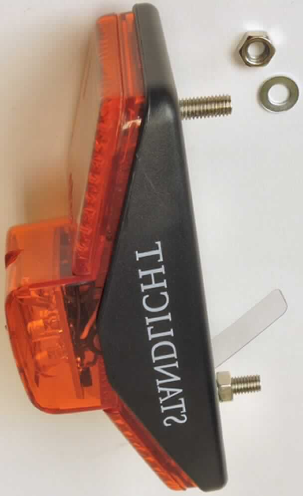 Rücklicht
- aus drei LED auf einer mit elektrischen Bauelementen bestückten gedruckten Schaltung, in
  einem annähernd rechteckigen Kunststoffgehäuse mit der Aufschrift "Standlicht", zwei
  integrierten Batterien, Vorrichtungen zur Montage am Fahrrad sowie einem Reflektorgehäuse mit Leitungsklemmverbindern,
- gemeinsam mit einer Pappkarte und einer Montaganleitung in einem Kunststoffbeutel
  verpackt,
- dient der Beleuchtung beim Fahrrad fahren sowie beim Stillstand des Fahrrads.
(Abbildung siehe Anlage)

"Elektrisches Beleuchtungsgerät von der für Fahrräder verwendeten Art; Rücklicht mit Standlichtfunktion"