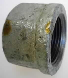 Rohrverschlussstück

Bei der als Kappe bezeichneten Ware handelt sich um ein zylinderförmiges, ca. 20 mm hohes Erzeugnis mit Außenachtkant und rundem Innenquerschnitt (Durchmesser 3/4 Zoll). Die Erzeugnisse sind mit einem Innengewinde versehen und dienen zum Verschließen von Rohren. 
Die Ware besteht nach den Angaben aus Temperguss (DIN 1692, Werkstoffbezeichnung GTS-35-10) und ist verzinkt. 

Danach handelt es sich um ein Rohrverschlussstück aus verformbarem Gusseisen.