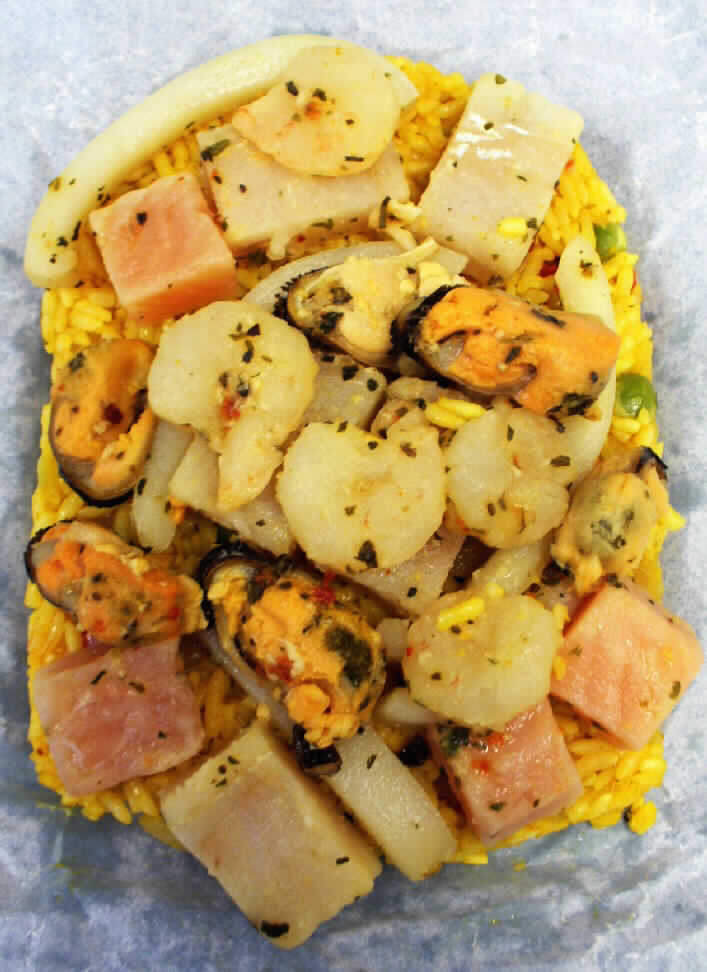 Nach den Angaben der Antragstellerin und der vorgelegten Warenprobe handelt es sich um eine gefrorene Lebensmittelzubereitung, sog. "Seafood Paella", die in Pergamentpapier eingeschlagen ist. Das Erzeugnis besteht aus einem Bett aus gegartem, gewürztem Reis mit kleinen Stücken Gemüse (Zwiebeln, Erbsen und Paprika) und einer Auflage aus gewürzten Fischfiletstücken vom Pazifischen Pollack sowie vom Lachs, Muscheln, Tintenfischstreifen und Garnelen.

Der Anteil an Fischfleisch, Muscheln, Tintenfisch und Garnelen an der Lebensmittelzubereitung beträgt deutlich mehr als 20 GHT, wobei die Fischfiletstücke der Position 1604 gegenüber den Muscheln, Tintenfischen und Garnelen der Position 1605 gewichtsmäßig vorherrschend sind. Innerhalb der Position 1604 bestimmt der Pazifische Pollack der Art Theragra chalcogramma gewichtsmäßig den Charakter der Ware.

Zolltarifrechtlich handelt es sich um "Fische, zubereitet, in Stücken, jedoch nicht fein zerkleinert, andere als in den Unterpositionen (KN) 1604 1100 bis 1604 1994 genannt, von Fischen der Art Theragra chalcogramma (Pazifischer Pollack)".