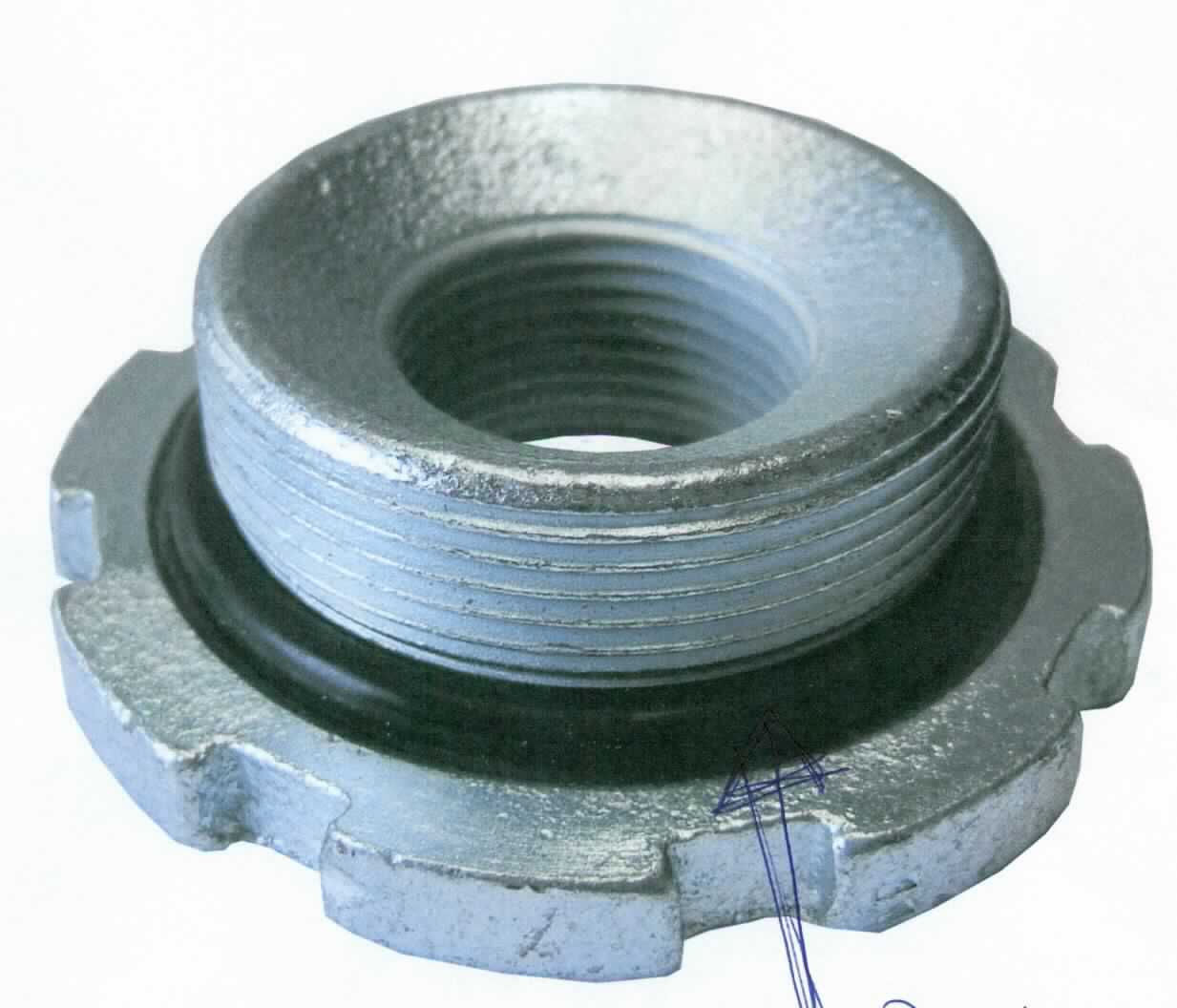 Reduzierstück aus Gusseisen

Bei der Ware handelt es sich um ein annähernd ringförmiges metallisches Erzeugnis mit durchgehendem Innengewinde und einem Außengewinde mit einem Hakenkranz. Das Erzeugnis besteht aus Gusseisen mit Kugelgrafit (GGG40) und ist oberflächlich verzinkt. Der Artikel wird zusammen mit einem Dichtring als Reduzierstück in Rohrverbindungsverschraubungen verwendet.

Das Erzeugnis ist als "Rohrverbindungsstück, gegossen, aus verformbarem Gusseisen,	mit Gewinde, mit Ausnahme von Grundbestandteilen von Klemmfittings mit metrischem ISO/DIN-13-Gewinde und runden Abzweigdosen, die keine Abdeckung haben" in die Codenummer 7307 1910 10 0 des Zolltarifs einzureihen.