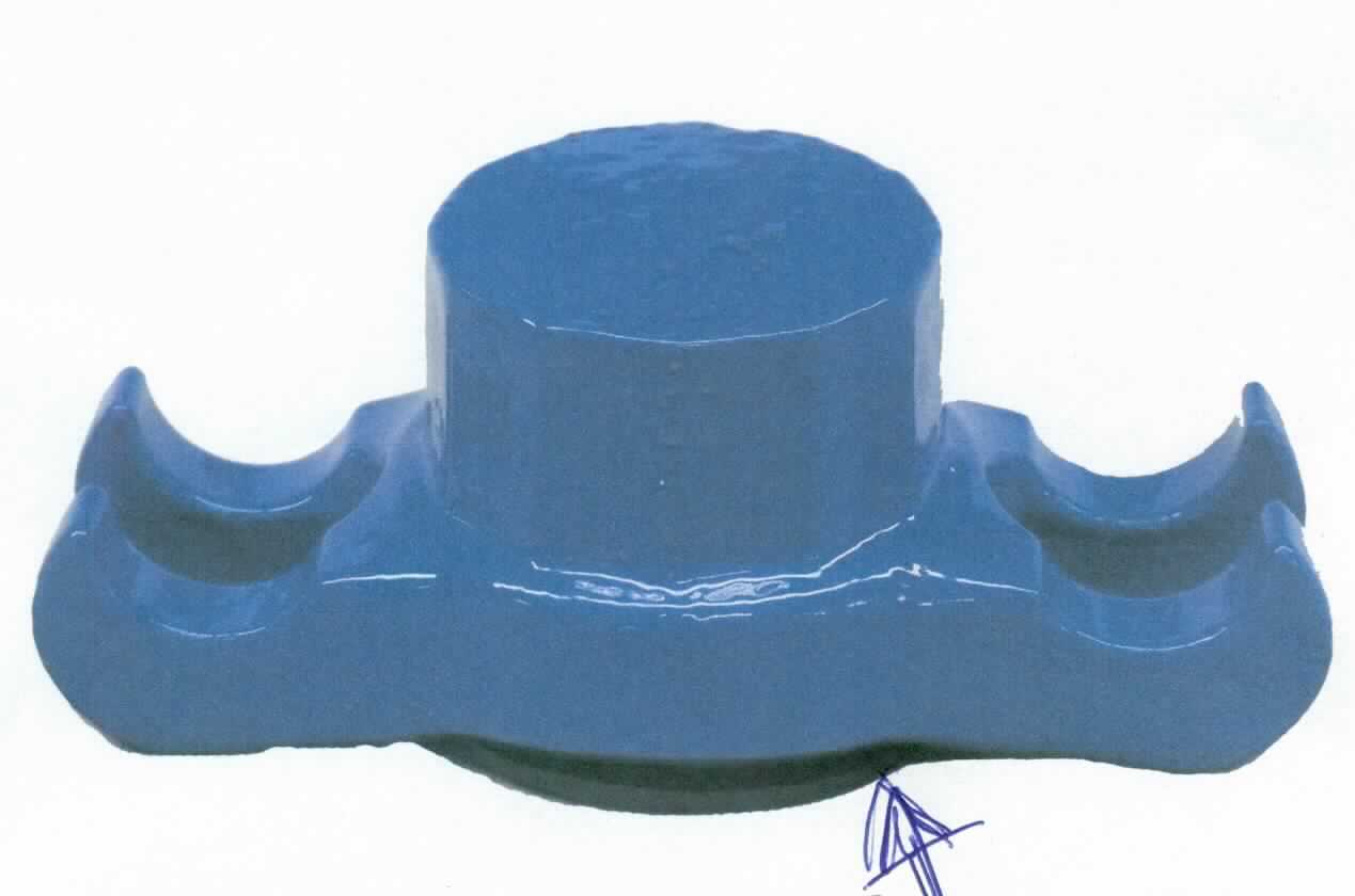 Rohrverbindungsstück aus Gusseisen

Bei der Ware handelt es sich um sogenannte Anbohrschellen aus Gusseisen mit Kugelgrafit. Die annähernd halbkreisförmigen Schellen besitzen in der Mitte eine Kappe mit Innengewinde, in welches ein Anschlussrohr geschraubt wird. Die Schellen werden mit einem entsprechenden Unterteil ohne Gewinde oder mit anderen Haltevorrichtungen (Klammern, etc.) an Rohren befestigt. Durch ein angebohrtes Loch erfolgt so ein seitlicher Abgang.

Das Erzeugnis ist als "Rohrverbindungsstück, gegossen, aus verformbarem Gusseisen,	mit Gewinde, mit Ausnahme von Grundbestandteilen von Klemmfittings mit metrischem ISO/DIN-13-Gewinde und runden Abzweigdosen, die keine Abdeckung haben" in die Codenummer 7307 1910 10 0 des Zolltarifs einzureihen.