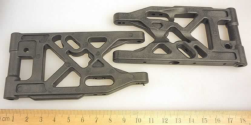 Es handelt sich um ca. 110 x 55 mm große Erzeugnisse aus Kunststoff, sog. Rear lower suspension arm VAPOR, die als Querlenker hinten/unten von Modellautos verwendet werden.
Die in einer durchsichtigen Kunststofftüte mit Pappheader verpackte Ware (zwei Stück) kennzeichnet sich aufgrund der Form als erkennbares Teil für sowohl Bausätze von Modellautos als auch fertige Modellautos, jeweils mit Motor. Derartige Teile sind innerhalb der Position 9503 nach eigener Beschaffenheit einzureihen.

Das erkennbar hauptsächlich für eine Ware der Position 9503 bestimmte Teil ist als "andere als zuvor von der Position 9503 erfasste Ware aus Kunststoff" einzureihen.