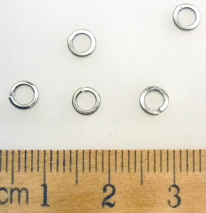 Es handelt sich um runde, nicht geschlossene Ringe aus Stahl (Werkstoffnummer: 1.1181, kein nicht rostender Stahl), die einen Innendurchmesser von ca. 3,2 mm und einen Außendurchmesser von ca. 4,9 mm aufweisen. Die Erzeugnisse werden gemeinsam mit Muttern (nicht Gegenstand der vZTA) als Ersatzteile für Modellautos verwendet.
Die Waren sind zu jeweils fünf Stück in einem Kunststoffbeutel mit Pappaufhänger verpackt.
- Antragstellerangaben -

Abbildung siehe Anlage.

Derartige Erzeugnisse gehören als "andere Sicherungsringe aus Stahl, ohne Gewinde" in die Codenummer 7318 2100 99 des Integrierten Zolltarifs der EG (TARIC).