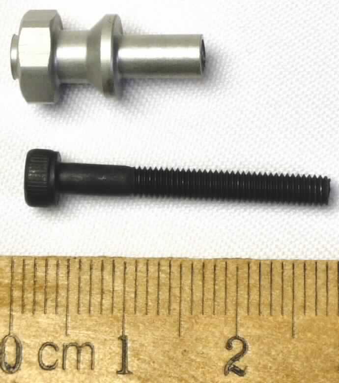 Es handelt sich um Zusammenstellungen, bestehend aus
- vier (aufgrund des Wertes charakterbestimmenden) aus Aluminium (lt. Antragstellerangabe) 
  gefertigten, zylindrischen Hohlerzeugnissen mit einer Gesamtlänge von etwa 17,5 mm; mit 
  Innengewinde, einem etwa mittig ausgearbeiteten "Kragen" sowie einem 
  Außensechskantansatz an einem Ende und
- vier Schrauben aus Stahl mit nicht bis zum Kopf reichendem Gewinde mit stumpfem Ende 
  (Gesamtlänge: etwa 27,9 mm).
Die Hohlerzeugnisse werden gemeinsam mit den Schrauben zur Befestigung von lösbaren Verbindungen in Modellautos zur Stoßdämpferaufnahme (lt. Antragstellerangabe) verwendet.
Die Erzeugnisse sind gemeinsam in einem Kunststoffbeutel mit bedrucktem Pappaufhänger für den Einzelverkauf aufgemacht.

Abbildung siehe Anlage.

Derartige Erzeugnisse gehören als "andere Waren aus Aluminium (den Muttern ähnliche Waren)" zur Codenummer 7616 1000 99 des Integrierten Zolltarifs der EG (TARIC).
