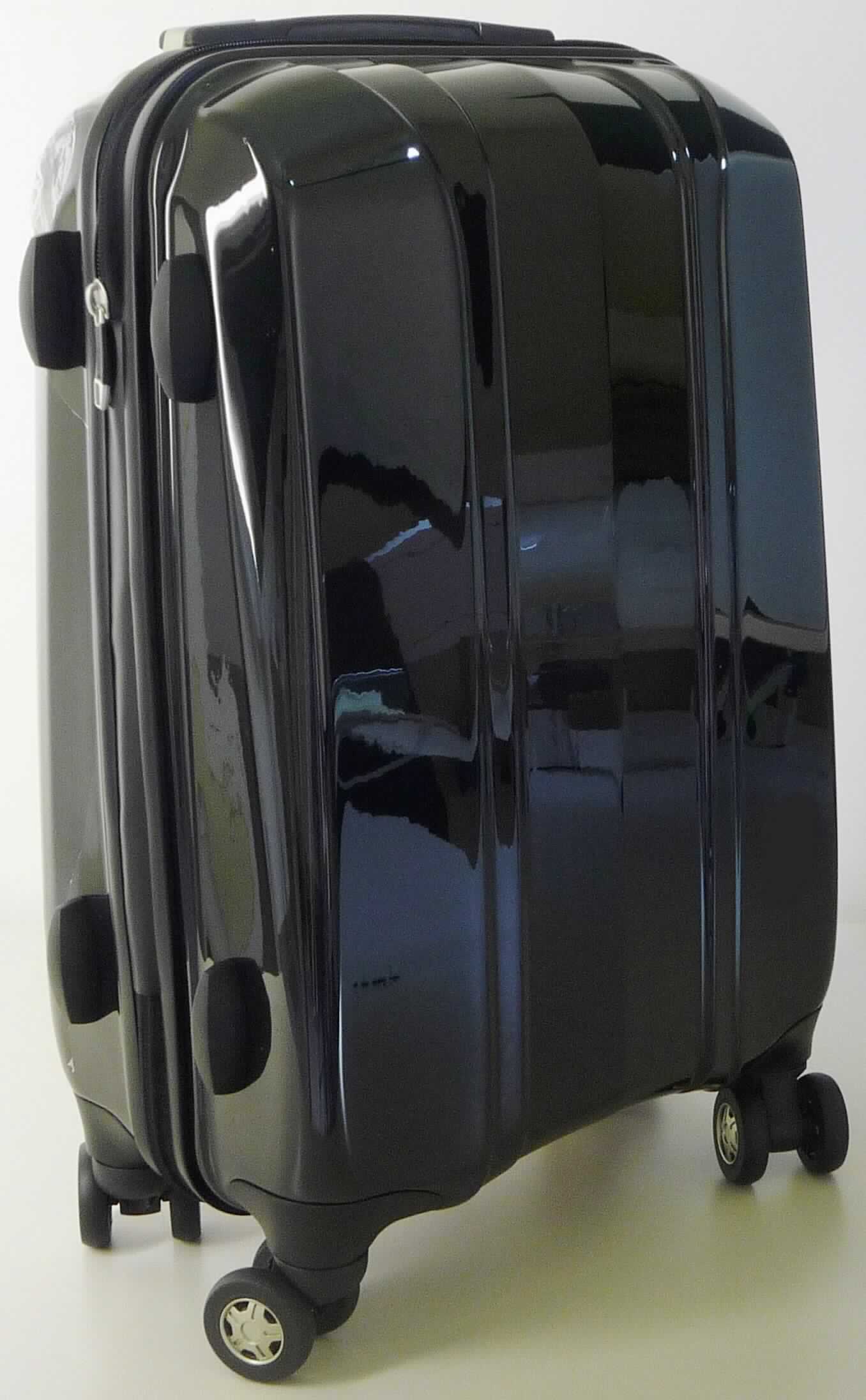 Reisekoffer, sog. Hartschalen-Trolleyboardcase, Art. 107743, Foto siehe Anlage,
- mit einer Außenseite aus formgepresstem Kunststoff in Form von zwei Halbschalen,
- mit einem ausziehbaren Griff zum Ziehen des Koffers auf vier Doppelrollen,
- mit jeweils einem Tragegriff an einer langen und einer kurzen Schmalseite,
- an einer langen Schmalseite mit vier Standfüßen versehen,
- mit einem Zahlenschloss ausgestattet,
- mit einem an drei Seiten umlaufenden Reißverschluss zu öffnen,
- an einer Innenseite mit zwei trapezförmigen Zuschnitten mit jeweils einem Reißverschlussfach versehen, 
  die über angenähte Bänder mit Schnappverschluss verbunden werden können sowie mit einem seitlich 
  angenähten Einsteckfach mit Reißverschluss ausgestattet,
- an der anderen Innenseite mit einer Abdeckung aus Spinnstoffgeweben mit einem Netzfach mit Reißverschluss
  und einem dreiseitig umlaufenden Reißverschluss und darunter befindlichen Kreuzpackgurten mit
  Schnappverschluss ausgestattet,
- in den Abmessungen: ca. 38 cm (Breite) x 21 cm (Tiefe) x 55 cm (Höhe),
- mit einer zur Verpackung dieser Waren üblichen, klarsichtigen, abziehbaren Kunststofffolie überzogen.

"Reisekoffer, mit Außenseite aus formgepresstem Kunststoff"
