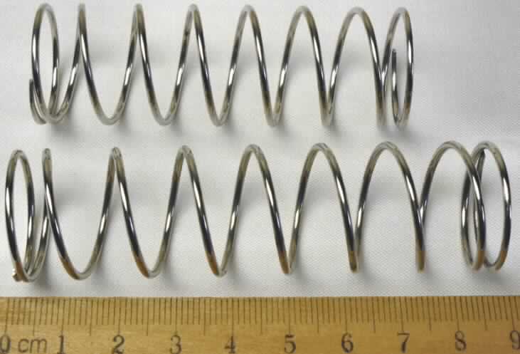 Es handelt sich um aus Stahl gefertigte, warmgeformte, schraubenlinienförmige Federn mit kreisförmigem Querschnitt. Die Erzeugnisse sind zu vier Stück jeweils in zwei unterschiedlichen Längen in einem Kunststoffbeutel mit bunt bedrucktem Pappreiter verpackt und zum Einbau in Modellautos bestimmt. 
- Antragstellerangaben -

Längen: ca. 70 mm und ca. 86 mm
Außendurchmesser: ca. 24 mm

Abbildung siehe Anlage.

Derartige Erzeugnisse gehören als "schraubenlinienförmige Federn aus Stahl, warmgeformt" zur Codenummer 7320 2020 90 des Integrierten Zolltarifs der EG (TARIC).