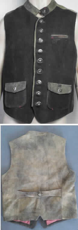 Kleidung aus Leder, sog. Herrenweste Diepold, Foto siehe Anlage,
- aus charakterbestimmenden Leder (laut Antrag Ziegenleder) und Geweben, 
- - Rückseite, Kragen, vorderer Schultersattel, Taschenpatten und Einfassung der Öffnung aus Leder,
- - überwiegender Teil der Vorderseite aus Spinnstoffen (Cord-Gewebe),
- vollständig gefüttert,
- mit einem Stehkragen,
- ärmellos; mit weiten Armausschnitten,
- vorn mit einer durchgehenden Öffnung mit einem Knopfverschluss von links über rechts,
- mit einer eingesetzten Brusttasche und zwei aufgesetzten Taschen unterhalb der Taille.

"Kleidung (Weste), aus Leder"