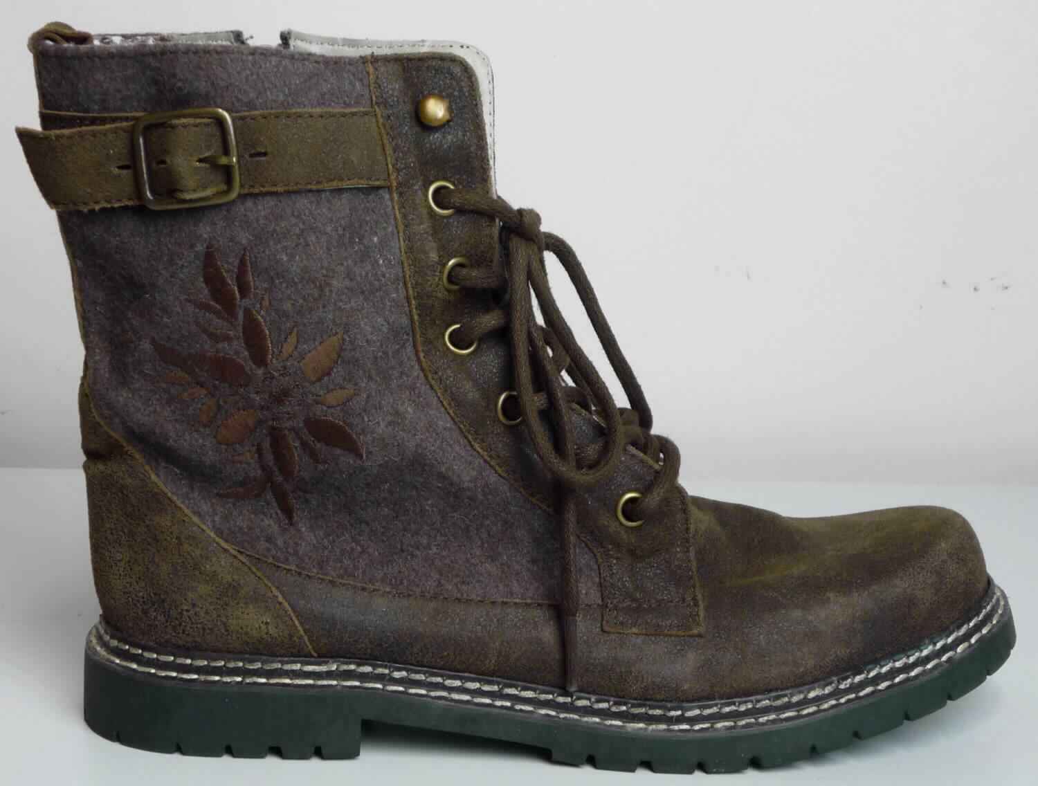 Freizeitstiefel (lt. Antrag: "Damenboot, Art. 412 D Jil, Foto siehe Anlage)
- mit Laufsohlen aus (lt. Antrag) Kautschuk; ohne Hauptsohle aus Holz,
- mit Oberteil aus Leder (den größten Teil der Außenfläche bildend) und Spinnstoff,
- mit einem Hinterriemen aus Leder verstärkt,
- mit einem Lederriemen mit Schnallenverschluss verziert,
- vorn mit Schnürsenkelverschluss sowie seitlich mit Reißverschluss,
- ohne Metallschutz in der Vorderkappe,
- den Knöchel, jedoch nicht die Wade bedeckend,
- mit einer Länge der Innensohle von mehr als 24 cm,
- nicht als Männer- oder Frauenschuhe erkennbar

"Schuhe mit Laufsohlen aus Kautschuk und Oberteil aus Leder, andere als in den Unterpositionen
 6403 1200 bis 6403 9111 genannt, nicht als Männer- oder Frauenschuhe erkennbar"