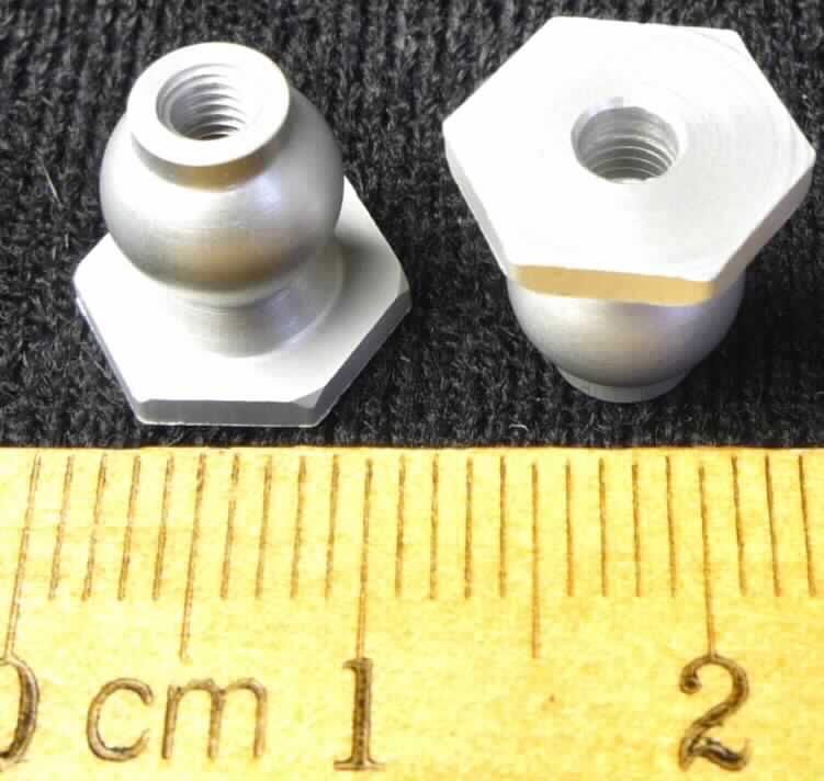 Es handelt sich um aus Aluminium (lt. Antragstellerangabe) gefertigte kugelkopfartige Hohlerzeugnisse mit Innengewinde, die an einem Ende zu einem Außensechskant ausgearbeitet sind. Die Erzeugnisse dienen als Befestigungselmente für Modellautos und sind zu zwei Stück in einem Kunststoffbeutel mit aufhängbarem Pappreiter verpackt.
Gesamtlänge: etwa 10,4 mm

Abbildung siehe Anlage.

Derartige Erzeugnisse gehören als "andere Waren aus Aluminium" zur Codenummer 7616 1000 99 des Integrierten Zolltarifs der EG (TARIC).