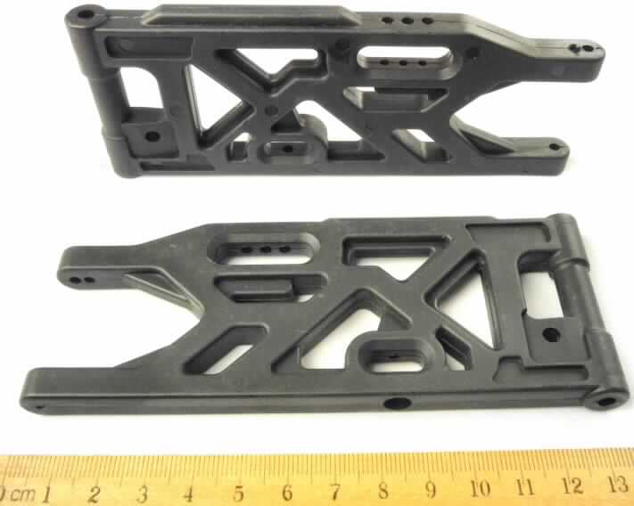 Es handelt sich um ca. 145 x 55 mm große Erzeugnisse aus Kunststoff, sog. Querlenker hinten unten Krypt, die als Querlenker hinten/unten von Modellautos verwendet werden.
Die in einer durchsichtigen Kunststofftüte mit Pappheader verpackte Ware (zwei Stück) kennzeichnet sich aufgrund der Form als erkennbares Teil für sowohl Bausätze von Modellautos als auch fertige Modellautos, jeweils mit Motor. Derartige Teile sind innerhalb der Position 9503 nach eigener Beschaffenheit einzureihen.

Das erkennbar hauptsächlich für eine Ware der Position 9503 bestimmte Teil ist als "andere als zuvor von der Position 9503 erfasste Ware aus Kunststoff" einzureihen.