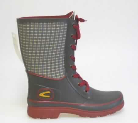 Gummistiefel (siehe Foto)
- wasserdicht,
- mit Laufsohlen aus (lt. Antrag) Kautschuk,
- mit Oberteil aus Kautschuk, nicht durch Nähen, Nieten, Nageln, Schrauben, Stecken oder
  ähnliche Verfahren zusammengefügt,
- mit Schnürsenkelverschluss,
- ohne Metallschutz in der Vorderkappe,
- den Knöchel, jedoch nicht das Knie bedeckend (Schafthöhe: 22 cm bei Größe 37)