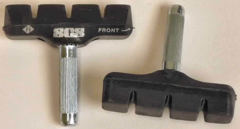 Teil für Fahrräder, sog. Bremsschuhe, Artikel-Nr. 42.153, Foto siehe Anlage,
- speziell geformte Bremsschuhe, erkennbar zur ausschließlichen Verwendung an
  Felgenbremsen (lt. Antrag für Cantileverbremsen) von Fahrrädern,
- zwei Stück auf einem Papphänger für den Einzelverkauf aufgemacht,
- bestehend aus einer Grundplatte (Trägerplatte) aus unedlem Metall mit einer fest angebrachten Steckverbindung,
- die Grundplatte ist mit einem Belag aus Kautschuk überzogen, der als Bremsbelag dient,
- da hinsichtlich der Verwendung und des Umfangs der Kautschukanteil und der
  Metallanteil als gleichbedeutend anzusehen sind, kann keinem Stoff eine charakterbestimmende
  Eigenschaft zuerkannt werden; die Ware ist somit der von den gleichermaßen in Betracht kommenden
  Positionen (4016 / 8714) in der Nomenklatur zuletzt genannten zuzuweisen.

"Teile für Fahrräder, aus Kautschuk und unedlem Metall (charakterbestimmender Stoff nicht ermittelbar), Teile von Bremsen (Bremsschuhe)"