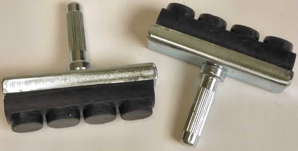 Teil für Fahrräder, sog. Bremsschuhe, Artikel-Nr. 42.152, Foto siehe Anlage,
- speziell geformte Bremsschuhe, erkennbar zur ausschließlichen Verwendung an
  Felgenbremsen (lt. Antrag für Cantilever-Bremsen) von Fahrrädern,
- zwei Stück auf einem Papphänger für den Einzelverkauf aufgemacht,
- bestehend aus einem Bremsklotz aus Kautschuk und einer Grundplatte
  (Trägerplatte) aus unedlem Metall mit einer fest angebrachten Steckverbindung, 
- der Bremsklotz ist in der Grundplatte eingeklemmt,
- da hinsichtlich der Verwendung und des Umfangs der Kautschukanteil und der
  Metallanteil als gleichbedeutend anzusehen sind, kann keinem Stoff eine
  charakterbestimmende Eigenschaft zuerkannt werden; die Ware ist somit der von den
  gleichermaßen in Betracht kommenden Positionen (4016 / 8714) in der Nomenklatur zuletzt 
  genannten zuzuweisen.

"Teile für Fahrräder, aus Kautschuk und unedlem Metall (charakterbestimmender Stoff nicht ermittelbar), Teile von Bremsen (Bremsschuhe)"