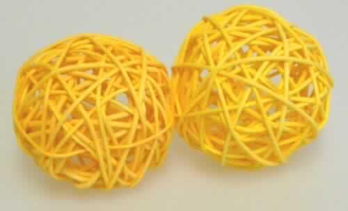 Dekokugel 
- mit einem Durchmesser von ca. 7 cm,
- unmittelbar aus pflanzlichen Flechtstoffen (laut Angaben des Antragstellers aus Rattan) 
  hergestellt, die miteinander zu einer Art Knäuel verdreht und ineinandergesteckt wurden,
- laut ergänzenden Angaben des Antragstellers handgearbeitet.
