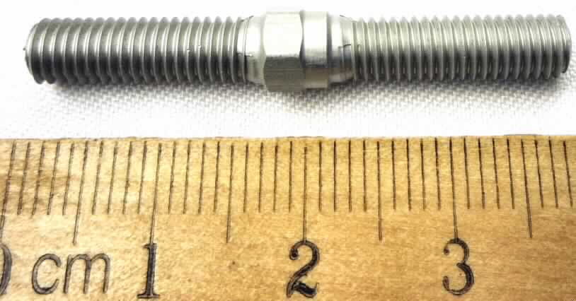 Es handelt sich um massive, zylindrische Erzeugnisse aus Aluminium (lt. Antragstellerangabe), ohne Kopf. Die Bolzen weisen zwei Gewinde auf, die jeweils von den stumpfen Enden bis zum mittigen Außensechkantansatz bzw. "Kragen" reichen. Die Erzeugnisse sind als Verbindungselemente zum Einbau in Modellautos bestimmt. 
Jeweils zwei Stück sind in einem Kunststoffbeutel mit aufhängbarem Pappreiter verpackt.
Gesamtlänge: etwa 40,7 mm
Gewindedurchmesser: etwa 4,9 mm

Abbildung siehe Anlage.

Derartige Erzeugnisse gehören als "andere Waren aus Aluminium (Bolzen)" zur Codenummer 7616 1000 10 des Integrierten Zolltarifs der EG (TARIC).